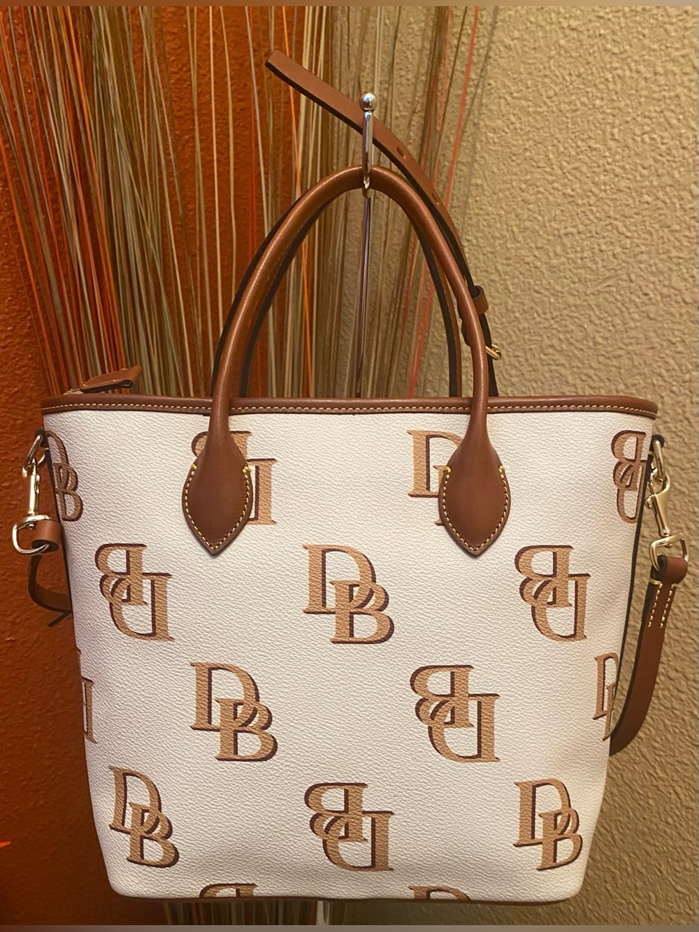 Dooney & Bourke - LIKE NEW - Monogram Tote in beige/ivory with tan leather trim - Picture 3 of 16